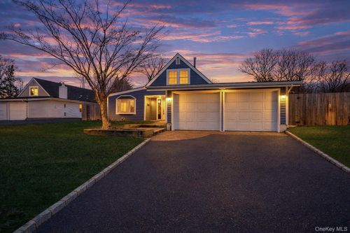 167 Silverleaf Ln, Islandia, NY, 11749-1624 | Card Image