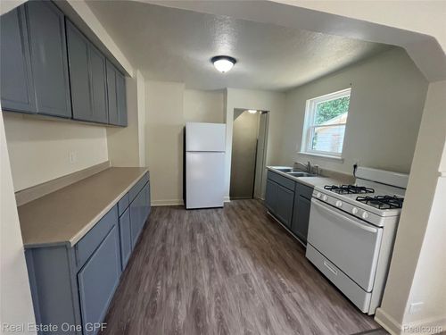 8679 Chalmers Ave, Warren, MI, 48089-2435 | Card Image