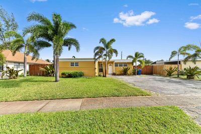 2040 Avenue H W, House other with 3 bedrooms, 2 bathrooms and null parking in Riviera Beach FL | Image 1