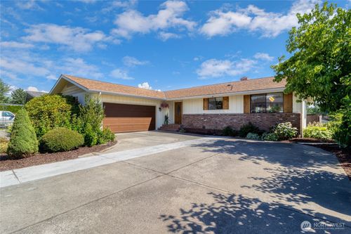 743 Village Way, Walla Walla, WA, 99362-8623 | Card Image