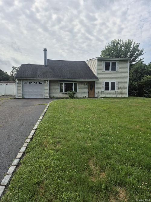 2 Wendy Rd, Coram, NY, 11727-3159 | Card Image