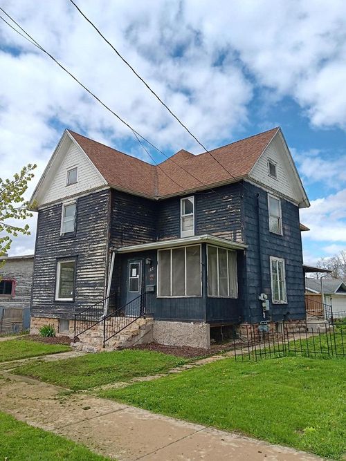 122 W Church Street, Columbus, WI, 53925 | Card Image