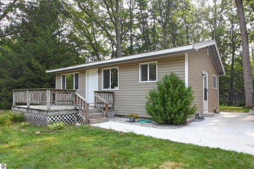 7143 Karlin Rd, Interlochen, MI, 49643-9104 | Card Image