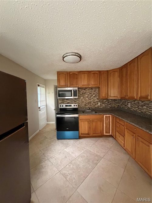 8908 Saint Louis Ave, Saint Louis, MO, 63114-4236 | Card Image