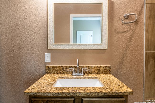 Bathroom 2 | Image 23