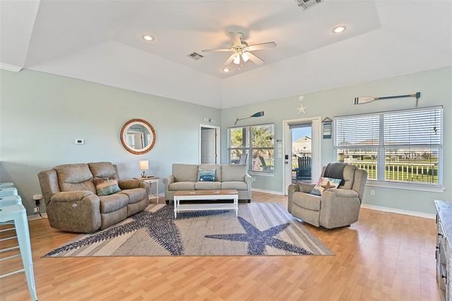 3233 Castle Dr, House other with 3 bedrooms, 2 bathrooms and 1 parking in Crystal Beach TX | Image 5
