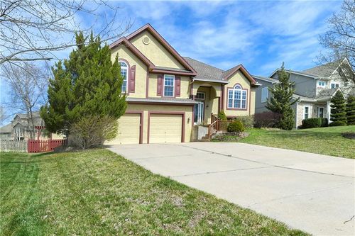 712 Rock Creek Dr, Lansing, KS, 66043-6273 | Card Image