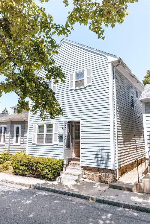 28 Dixon St, Newport, RI, 02840-4039 | Card Image