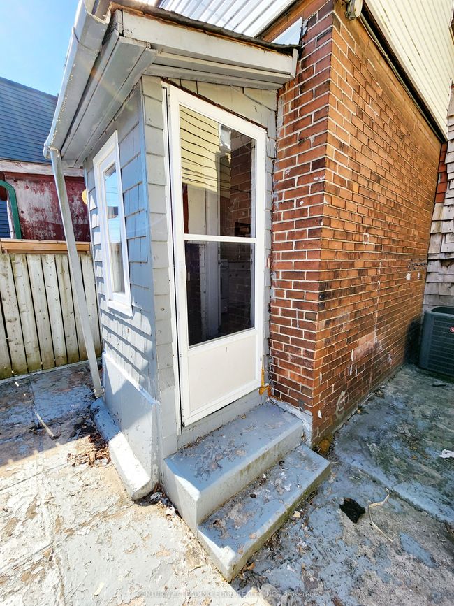 635 Coxwell Ave, House attached with 3 bedrooms, 2 bathrooms and null parking in Toronto ON | Image 33