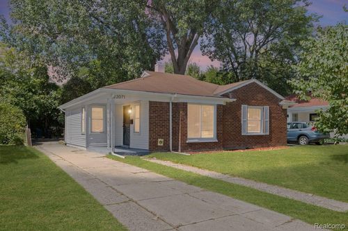 23071 Kenosha St, Oak Park, MI, 48237-2431 | Card Image