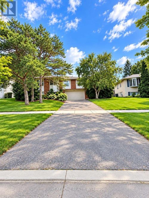 7 The Links Rd, Toronto, ON, M2P1T4 | Card Image