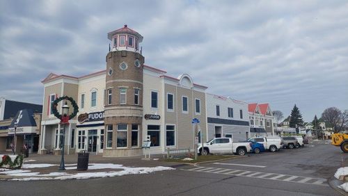 325 E Central Ave, Mackinaw City, MI, 49701-9801 | Card Image