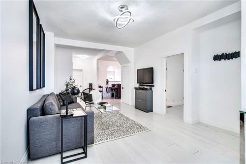 39 Division St, Hamilton, ON, L8H4Z7 | Card Image