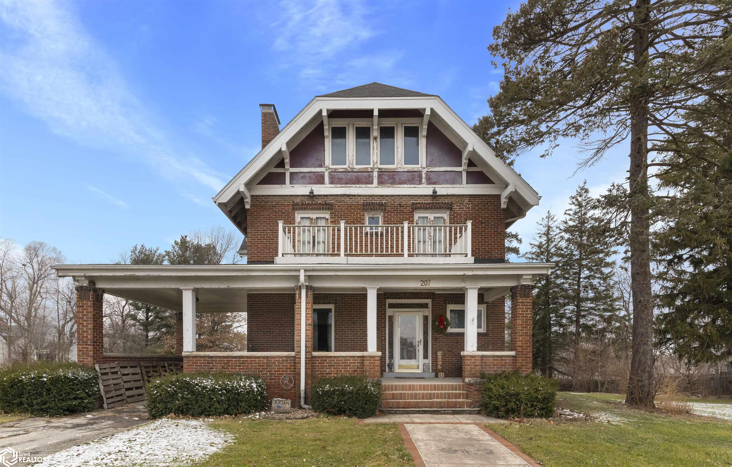 Pine St, New London, IA 52645