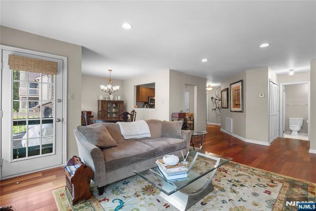 35 Spruce Ct, Condo with 2 bedrooms, 2 bathrooms and null parking in Clifton NJ | Image 4