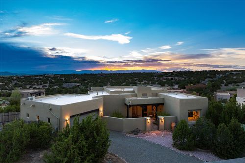 2 Via Quinta, Santa Fe, NM, 87507-8054 | Card Image