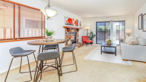 979 Hacienda Cir, Rohnert Park, CA, 94928-6005 | Card Image