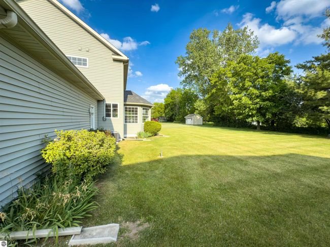 318 Red Maple Ln, House other with 3 bedrooms, 3 bathrooms and null parking in Shepherd MI | Image 6