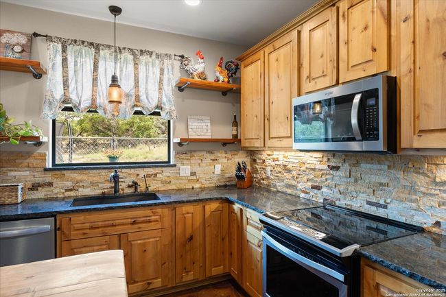 122 Twisting Oak Ct, House other with 4 bedrooms, 3 bathrooms and null parking in Pipe Creek TX | Image 18