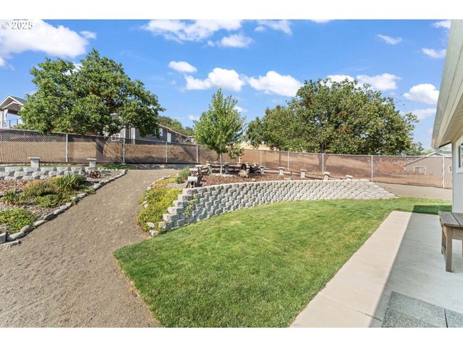 1019 Azure Way, House other with 3 bedrooms, 2 bathrooms and 2 parking in Eagle Point OR | Image 32