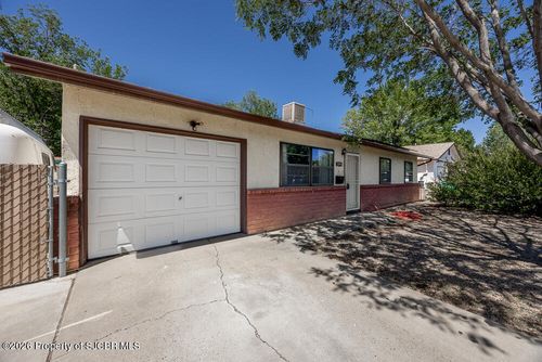 2204 E 11th St, Farmington, NM, 87401-7571 | Card Image
