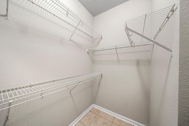 Large walk in Closet | Image 26