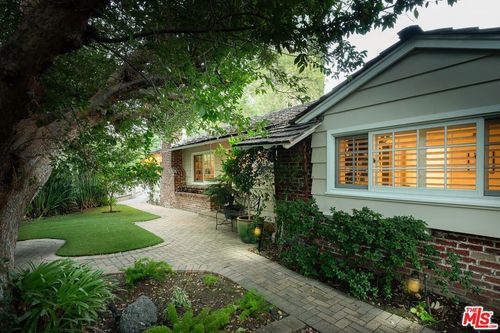 3931 Woodcliff Rd, Sherman Oaks, CA, 91403-5042 | Card Image
