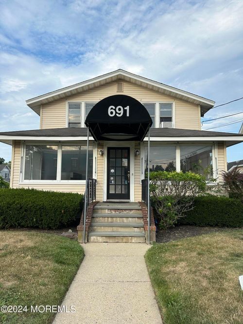 691 Broad St, Shrewsbury, NJ, 07702-4201 | Card Image