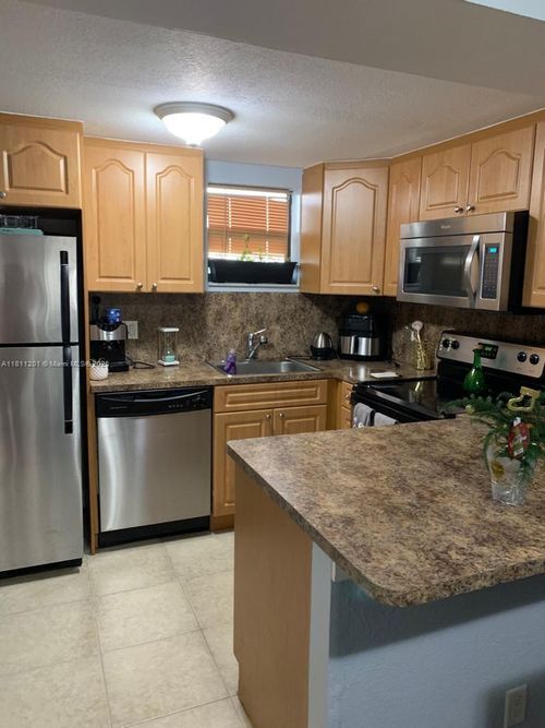 apt-502-8290 Lake Dr, Doral, FL, 33166-4676 | Card Image