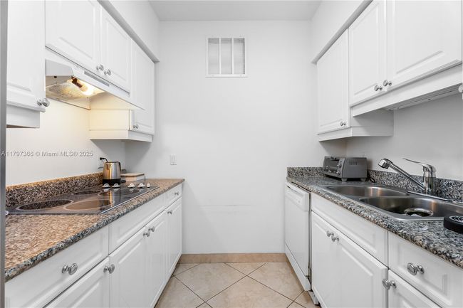 APT-1008 - 4779 Collins Ave, Condo with 3 bedrooms, 2 bathrooms and null parking in Miami Beach FL | Image 9