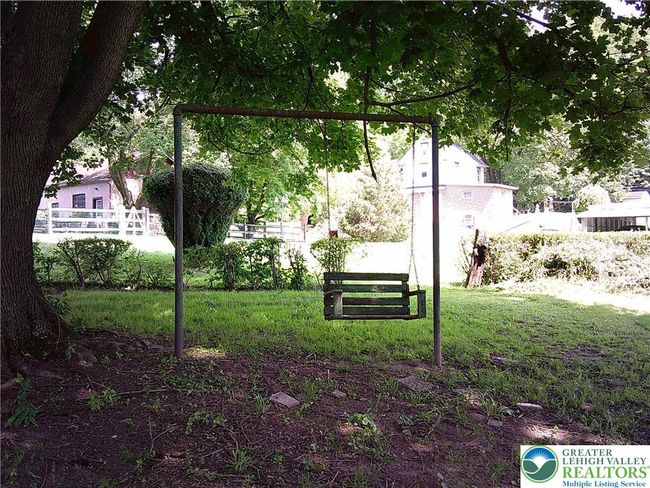 Rear yard swing | Image 29