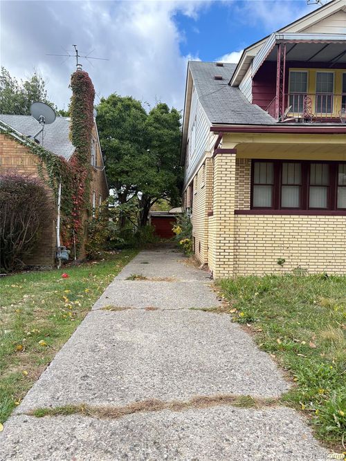 5235 Chalmers St, Detroit, MI, 48213-3728 | Card Image