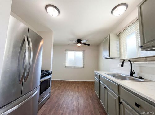 7912 Pine St, Taylor, MI, 48180-2225 | Card Image