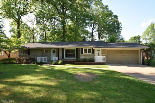40 Gillian Ln, Youngstown, OH, 44511-3550 | Card Image