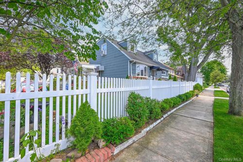 118 Edmund St, Lynbrook, NY, 11563-1848 | Card Image