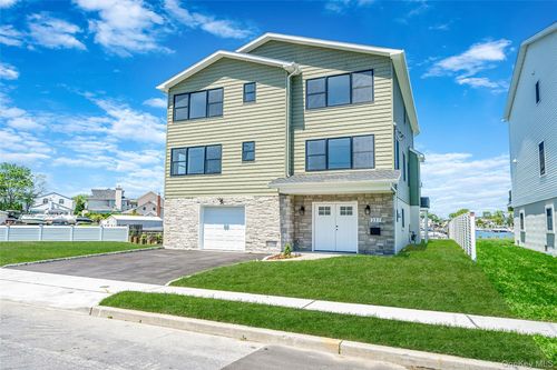 237 Mott St, Oceanside, NY, 11572-5525 | Card Image