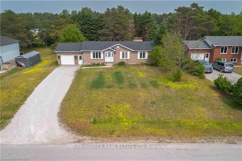 22 Pine Tree Dr, Hepworth, ON, N0H1P0 | Card Image