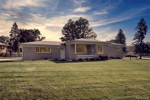 53626 Debra Dr, Shelby Township, MI, 48316-2300 | Card Image