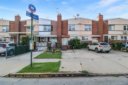 21115 48th Ave, Oakland Gardens, NY, 11364-1136 | Card Image