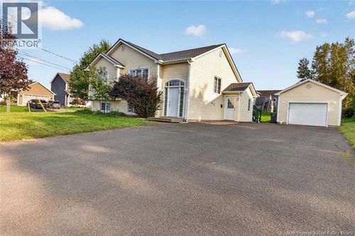645 Melanson Rd, House with 5 bedrooms, 2 bathrooms and null parking in Dieppe NB | Card Image