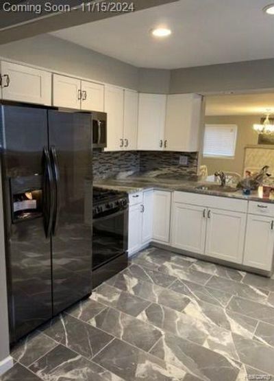 Kitchen with Porcelain flooring | Image 3