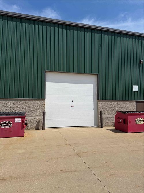 1725 Hawkeye Dr, Hiawatha, IA, 52233-4703 | Card Image