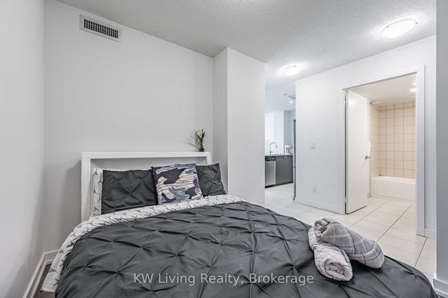 805 - 8 Trent Ave, Condo with 2 bedrooms, 1 bathrooms and 1 parking in Toronto ON | Image 25