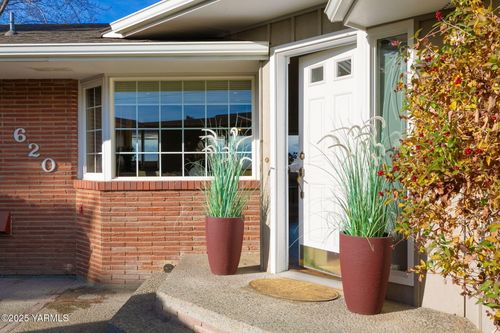 620 Country Club Dr, Yakima, WA, 98901-1549 | Card Image