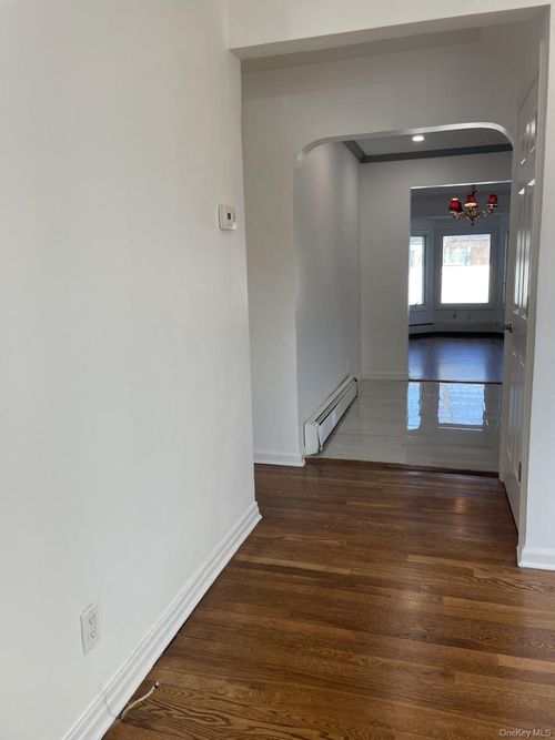 1016 Oaks Dr, Franklin Square, NY, 11010-1939 | Card Image