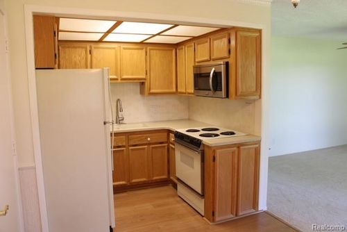 24-27094 Sandy Hill Ln, New Hudson, MI, 48165-9604 | Card Image