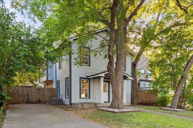 View of front facade and 2 car driveway | Image 38