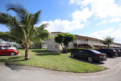 201 - 7305 Nw 4th Place, Condo with 2 bedrooms, 2 bathrooms and null parking in Margate FL | Image 2