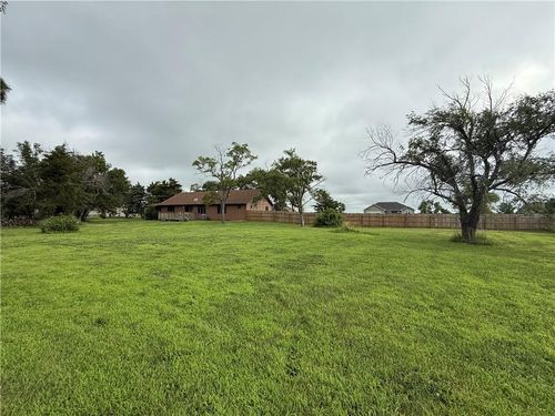 1011 Arrowhead Dr, New Strawn, KS, 66839-8976 | Card Image