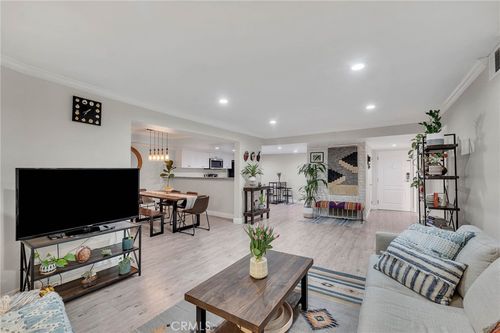 108-5009 Woodman Ave, Sherman Oaks, CA, 91423-4371 | Card Image